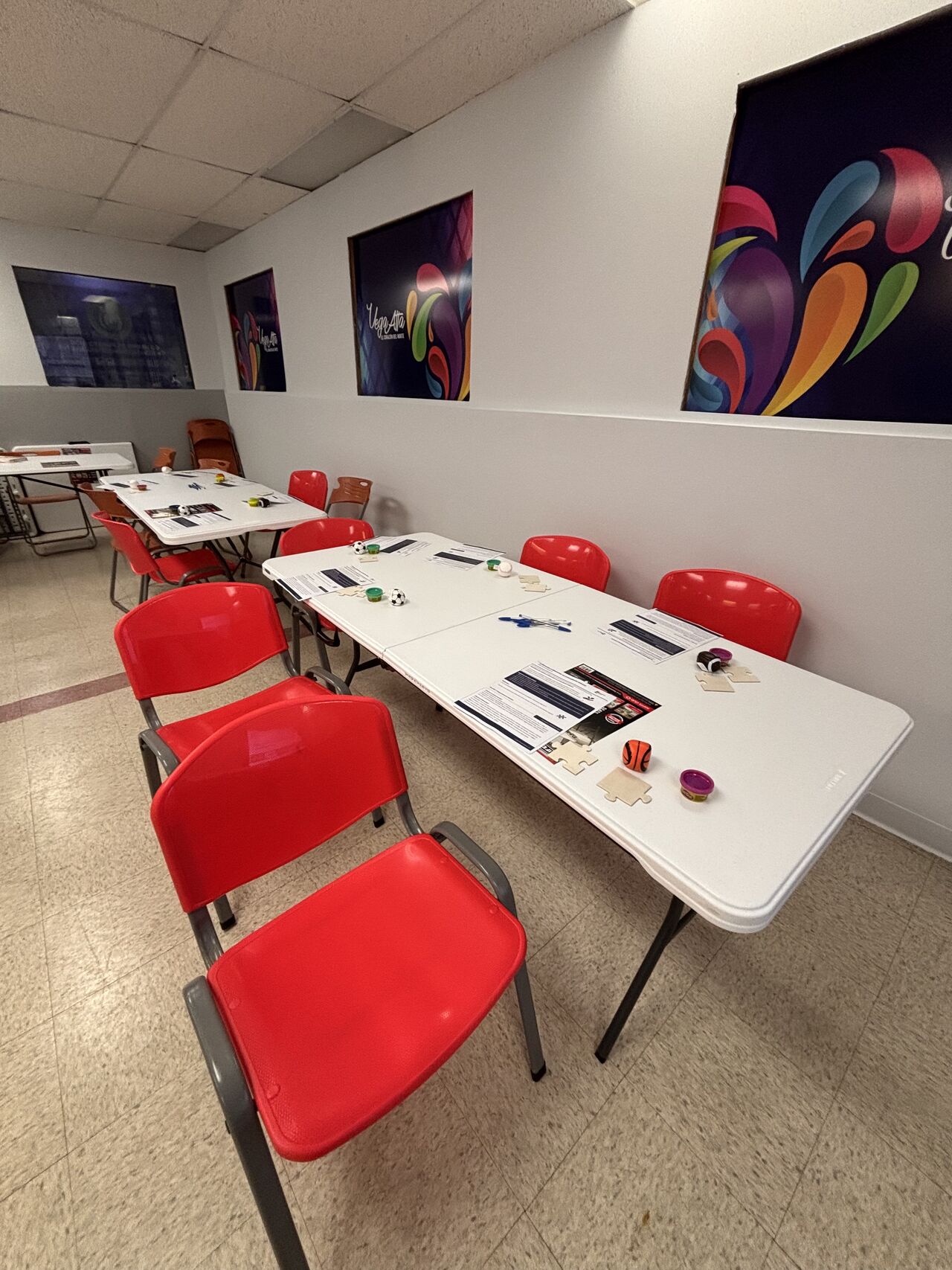 Mesas montadas con materiales de trabajo antes de comenzar un adiestramiento